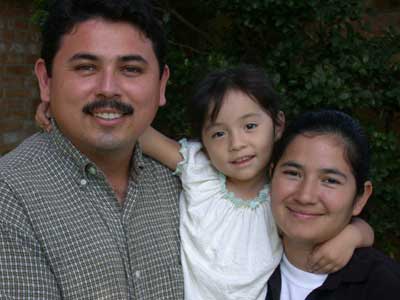 Pastor Sergio Ayala, Luisa con hija, Jael