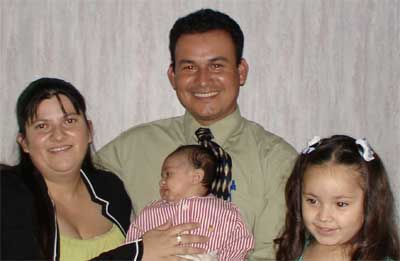 Pastor Norberto Guerra con Alba, Allan y Saraí
