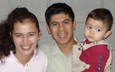 Pastor Samuel Chac&oacute;n con Flori y Jos&eacute; Daniel